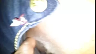 Indiska skökan får sin tit i kläm av pojkvän