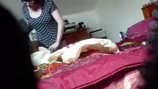 Min kåta mamma med hennes leksak på sängen fångas av gömda