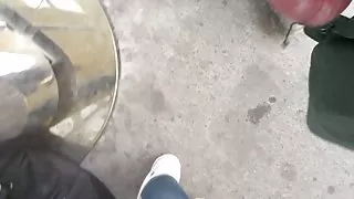 Cum på teen flicka vid hållplats buss