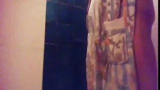 24 yo brunett med en snygg rumpa fångas av spy cam i dusch