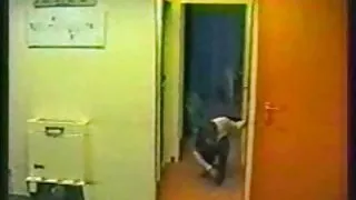 Tjejen klär av sig naken och vandra hotel hallar