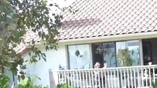 Ny granne lady blinkar hennes trosor och fitta