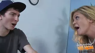 Vit mormor knullar två svarta medan son titta på