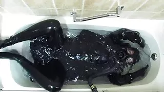 Gummi flicka i badet.