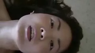 Asiatiska söta milf njuter av sig själv