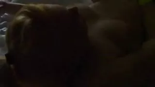 Frun cums som tjej slickar henne på swingers fest