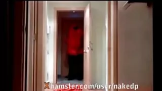 Chubby droppar handduken för pizza guy