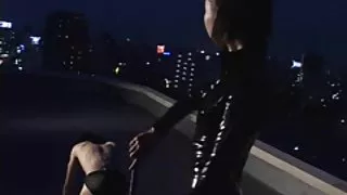 Asiatiska dominant kvinna whipping