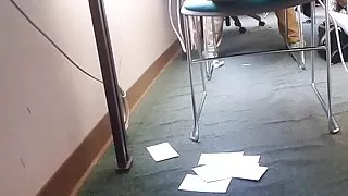 Candid högskola dator lab - april fötter