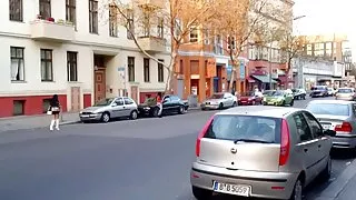 Vackra flicka hora i berlin på gatan