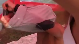 Grupp sex i skogen med en ung student