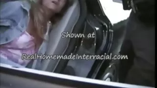 Vit kvinna suger svart polisen snopp