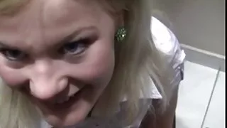 Söt blond kille strumpbyxor