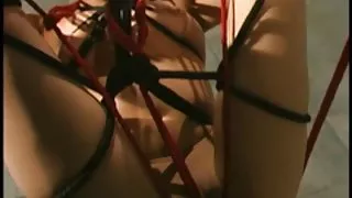 Vacker blond asiatiska bondage tjej är återhållsam och uppträdda av hennes mästare