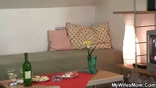 Gamla mor inlaw lockar hennes pojke