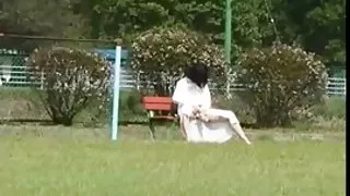 Asiatiska milf i allmän lekplats