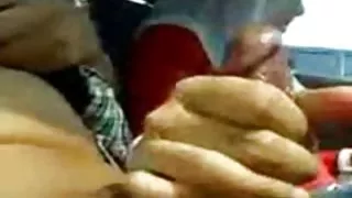 Malajiska hijab flicka ger en avrunkning