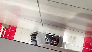 Belle beurette prise dans les wc d 'une station d' autoroute