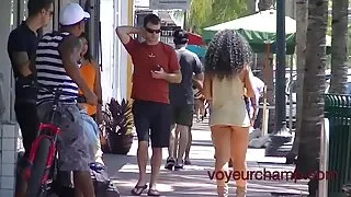 Nikki brasilien kort kjol street promenad! - voyeurchamp.com