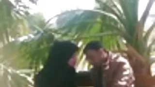 Pakistanska hijabi bj och hand jobb tills cum i offentlig park