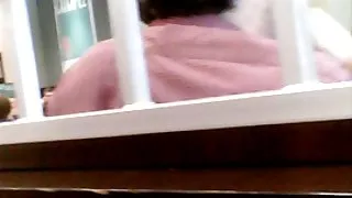 Visar inga trosor under kjolen på bokhandeln