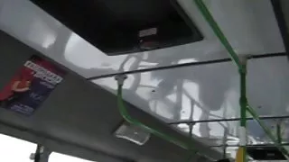 Blottande och 2 flickor såg på bussen