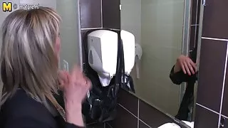 Gammal pervers hemmafru knullade på en toalett