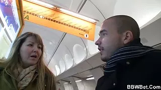 Han slår hennes feta fitta bakifrån