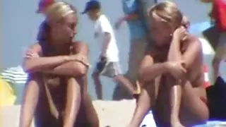 Söta blonda tjejer på stranden - gömda
