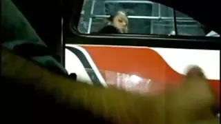Tjej tittar på cock cum på tåg