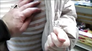 Att röra vid bröst i se-throu blus på en marknad
