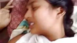 Söt indisk flicka redo att få knulla med henne bf