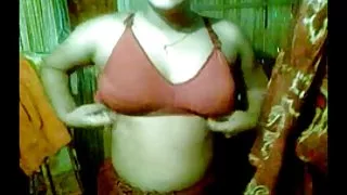 Bangla desi flicka i byn mukta blyg till en vän som lesbisk handling