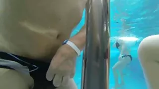 Piscine et caresse