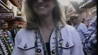 Mardi gras flasher med pärlor upp pussy