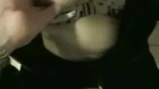Emo gotch chick ger handjob i toalett