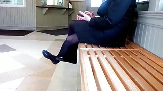 Candid business lady galen shoeplay fötter i nylons