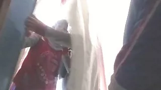 Mostrando la verga en vendedora