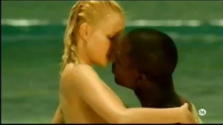 Ung blond vit flicka med svart älskare på stranden - rasblandat