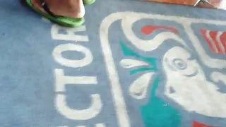 Sexiga candid asiatiska fötter och ben i flip flops